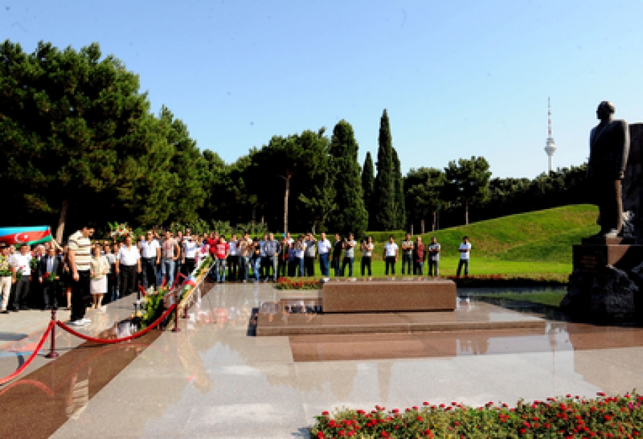 L’officier de l’armée azerbaïdjanaise Ramil Safarov a honoré la mémoire d’Heydar Aliyev et est allé à l’Allée des Martyrs