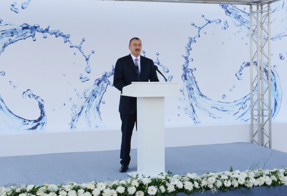 Hacıqabul rayonunda Şirvan-Muğan qrup su kəmərinin təməli qoyulmuşdur Azərbaycan Prezidenti İlham Əliyev mərasimdə iştirak etmişdir