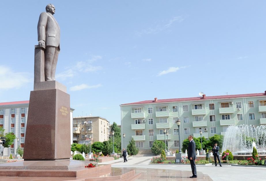 Ulu öndər Heydər Əliyevin abidəsini ziyarət