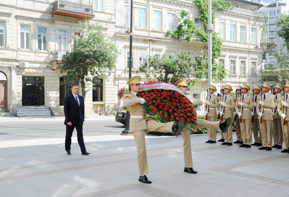 Prezident İlham Əliyev Azərbaycan Xalq Cümhuriyyətinin şərəfinə ucaldılmış abidəni ziyarət etmişdir