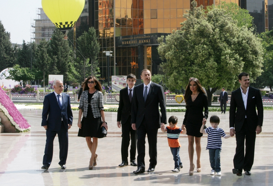 Prezident İlham Əliyev ümummilli lider Heydər Əliyevin anadan olmasının 89-cu ildönümü münasibətilə paytaxtda təşkil edilmiş Gül bayramında iştirak etmişdir