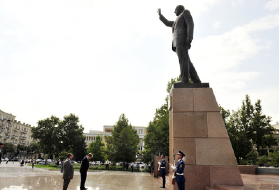 Le nouvel ambassadeur des Etats-Unis en Azerbaïdjan a visité le monument d’Heydar Aliyev, dirigeant historique