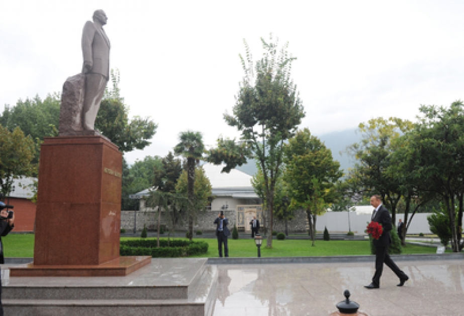 Le président azerbaïdjanais M. Ilham Aliyev a visité la monument de M. Heydar Aliyev, dirigeant historique à Chéki