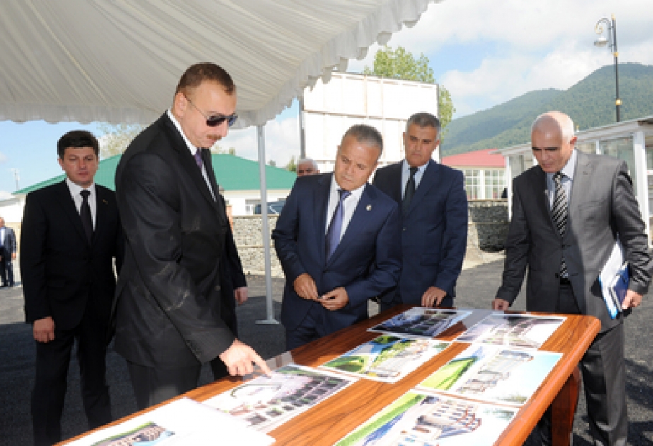 La visite du président Ilham Aliyev au chantier de construction du complexe d’hôtel de Caravansérail à Gabala