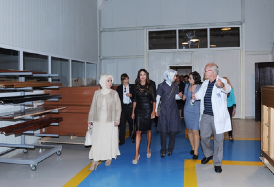 La Première dame d’Azerbaïdjan Mme Mehriban Aliyeva et l’épouse du Premier ministre turc Amina Erdogan ont visité usine de pianos «Beltmann» à Gabala