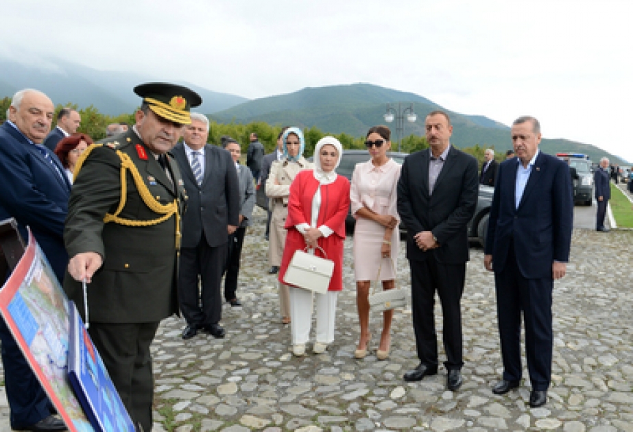 Le président azerbaïdjanais M. Ilham Aliyev et M. Recep Tayyip Erdogan, premier ministre turc ont visité le monument dédié aux soldats turcs à Chéki