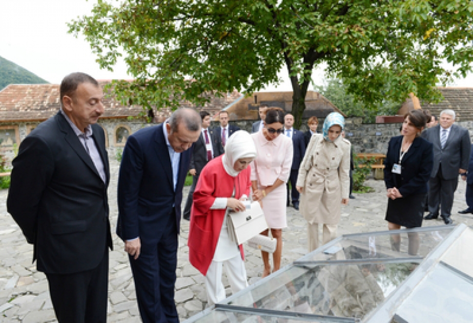 Le Président M. Ilham Aliyev et le Premier ministre turc M. Recep Tayyip Erdogan ont visité l’église albanienne du village de Kish, près de Chéki