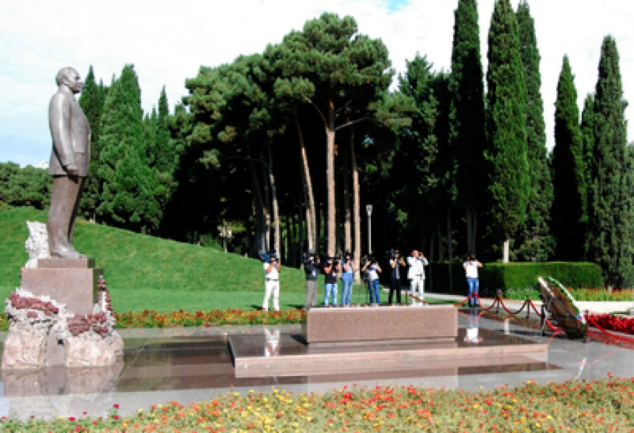 Le président de la Commission des affaires étrangères du Comité permanent de l’Assemblée populaire nationale de la Chine a visité la tombe de M. Heydar Aliyev, dirigeant historique du peuple azerbaïdjanais et l’Allée des Martyrs