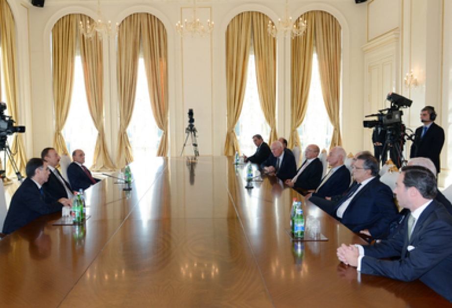 Le président Ilham Aliyev a reçu les participants de la conférence internationale « La construction de ponts » organisée à Bakou