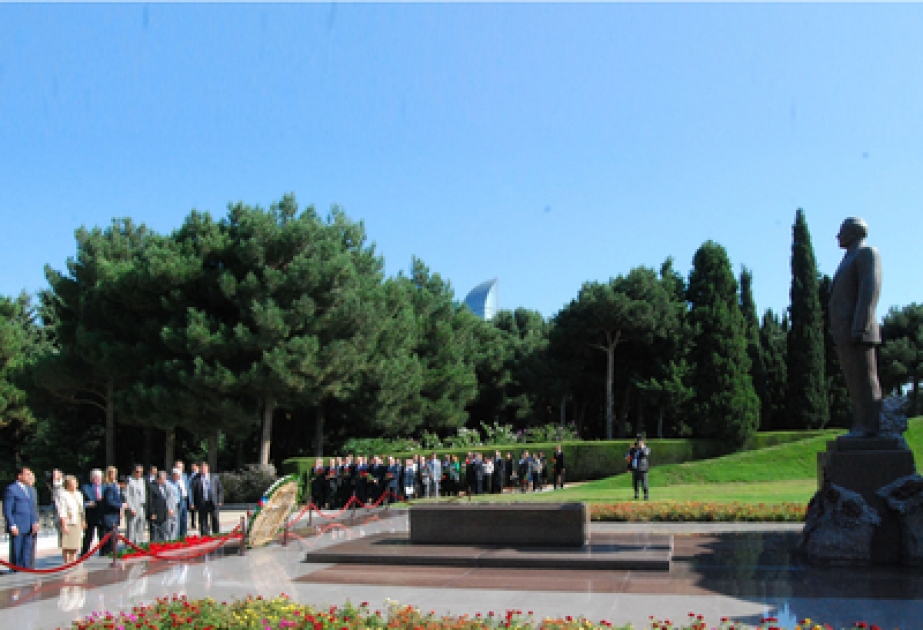 La visite de la tombe d’Heydar Aliyev, dirigeant historique du peuple azerbaïdjanais