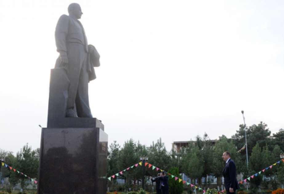 Le président Ilham Aliyev a visité le monument du leader national Heydar Aliyev à Zerdab