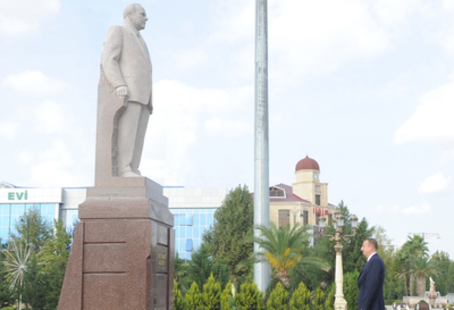 Le président Ilham Aliyev a visité le monument du leader national Heydar Aliyev à Yevlakh