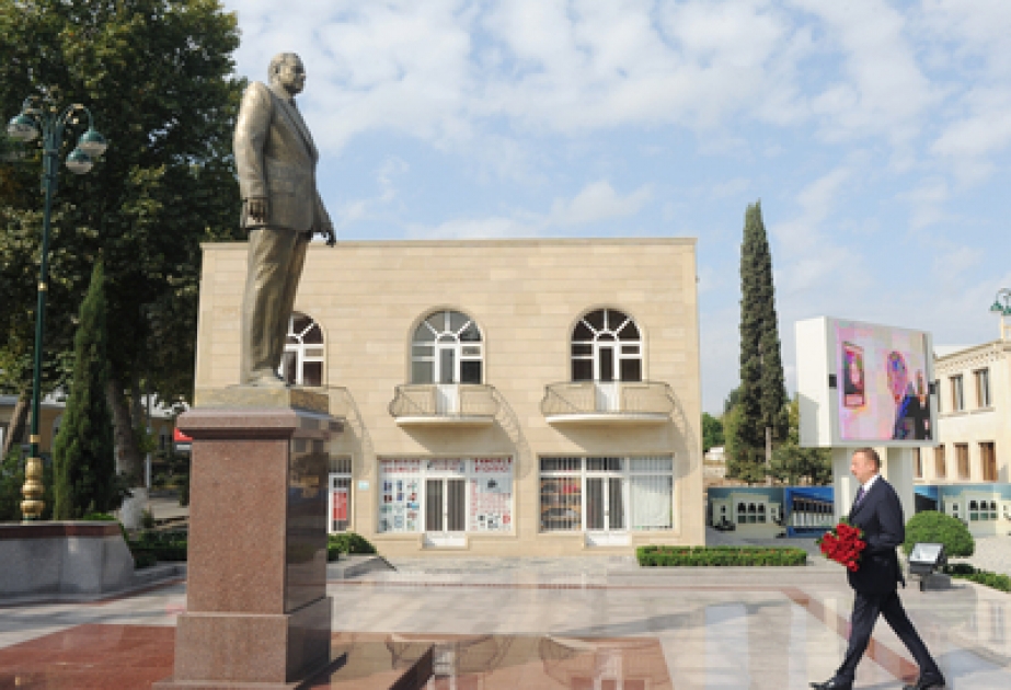 Le président Ilham Aliyev a visité le monument du dirigeant historique Heydar Aliyev à Terter