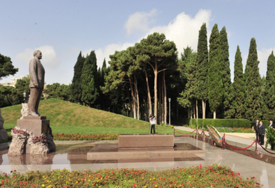La délégation dirigée par le vice- premier ministre ouzbek a visité la tombe de M. Heydar Aliyev, dirigeant historique et l’Allées des Martyrs