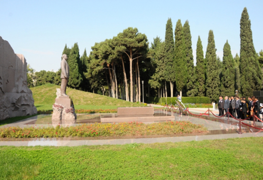 Les participants du IVe Festival International de Mougham pour enfants ont visité la tombe du leader national Heydar Aliyev et l’Allée des Martyrs