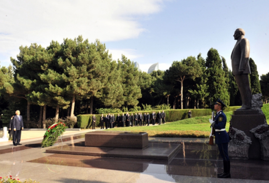 Le président ouzbek Islam Karimov a visité la tombe du leader national Heydar Aliyev