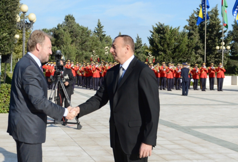 Accueil officiel du président de la présidence de la Bosnie –Herzégovine M. Bakir Izetbegovic