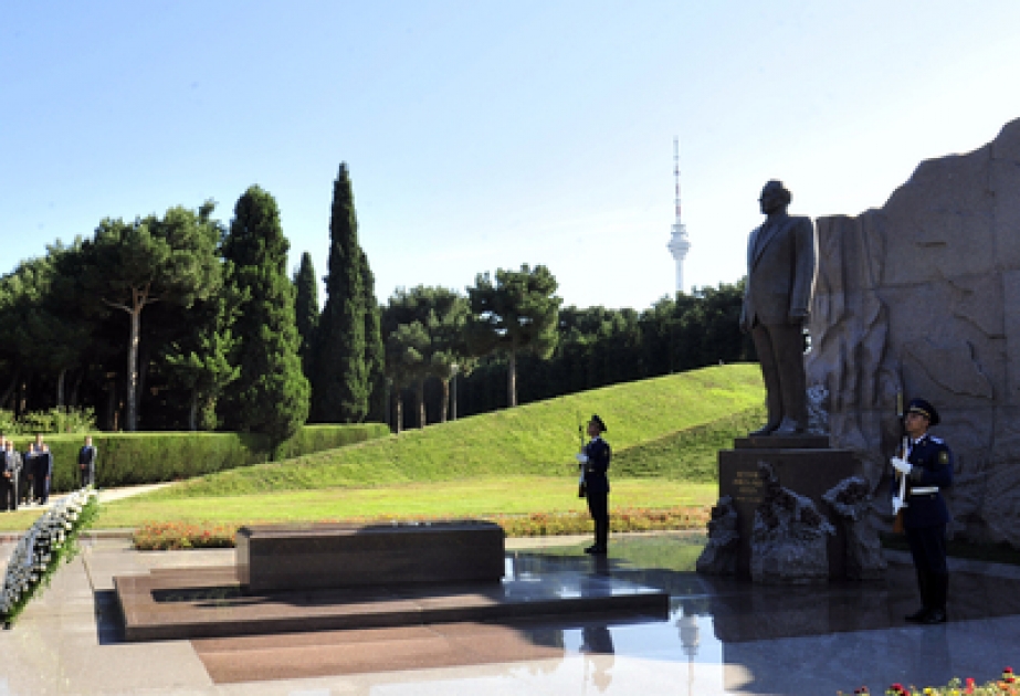 Bakir Izetbegovic, président de la présidence de la Bosnie-Herzégovine a visité la tombe du leader national Heydar Aliyev