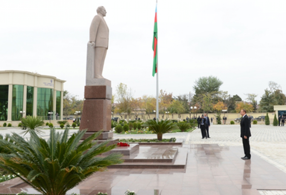Le président Ilham Aliyev a visité le monument du leader national Heydar Aliyev à Saatly