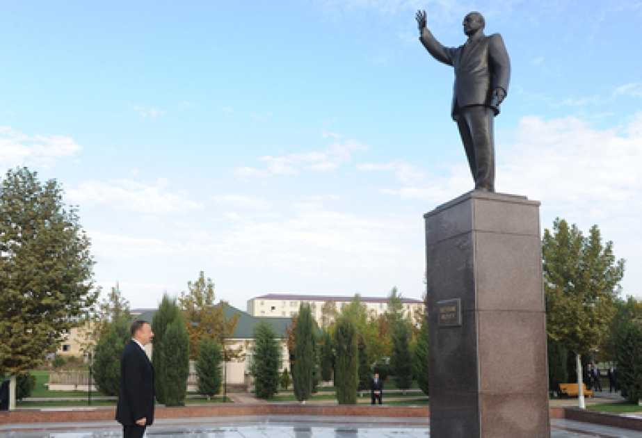 Le président Ilham Aliyev a visité le monument du leader national Heydar Aliyev à Beylagan