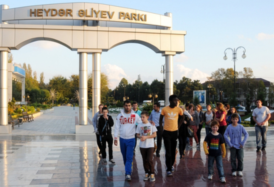La délégation de la ville de L’Aigle de France au Centre Heydar Aliyev à Minguatchévir