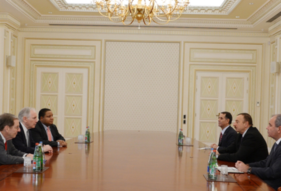 Le président azerbaïdjanais M. Ilham Aliyev a reçu la délégation dirigée par Philippe Verveer, coordinateur américain pour les communications internationales et la politique de l’information