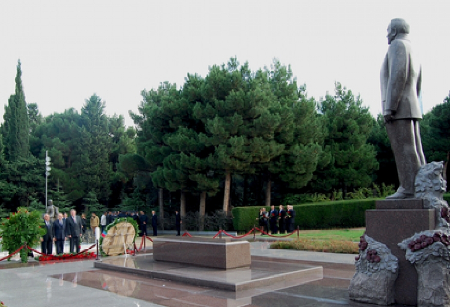 Les participants de la XVIe réunion du Conseil de l’Association internationale des armateurs des pays riverains de la mer Noire ont visité la tombe du leader national Heydar Aliyev