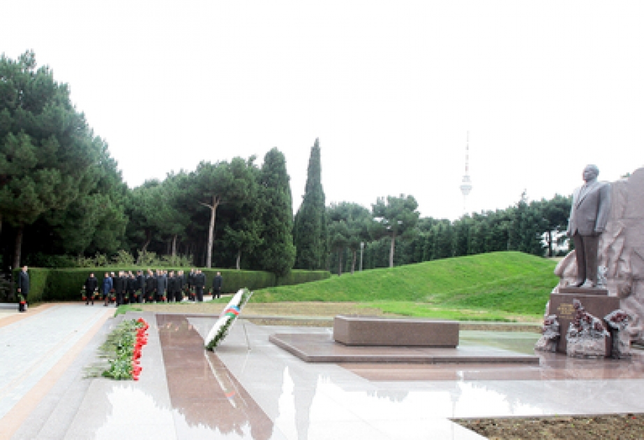 Le personnel de la Cour constitutionnelle a visité la tombe du leader national Heydar Aliyev