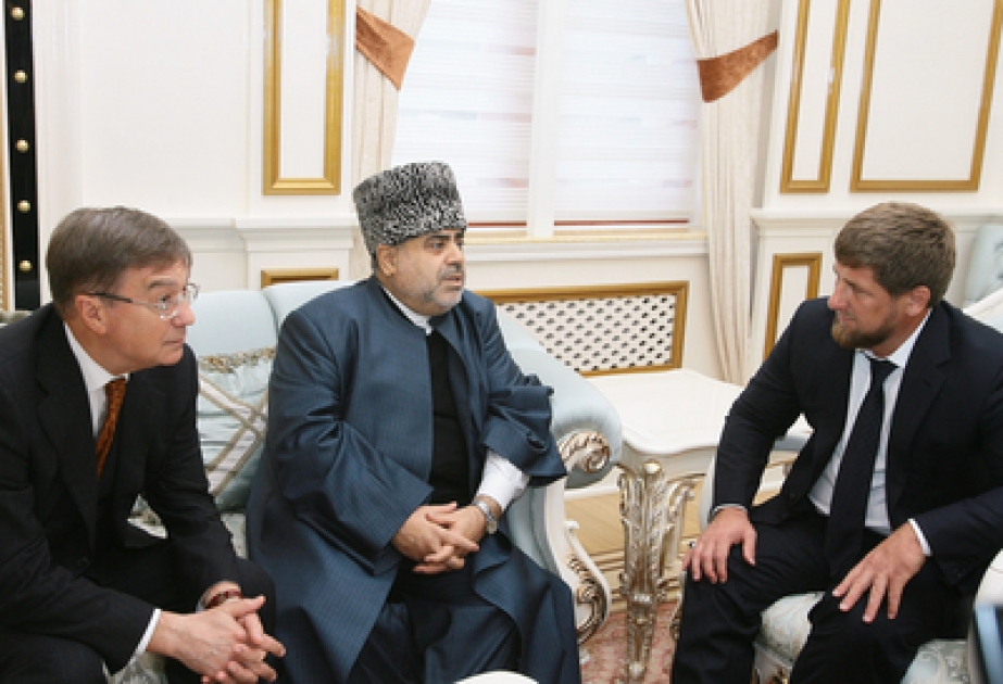 Vorsitzender der Verwaltung der Moslems im Kaukasus sich mit dem Haupt der Tschetschenischen Republik der Russischen Föderation Ramzan Kadyrov getroffen
