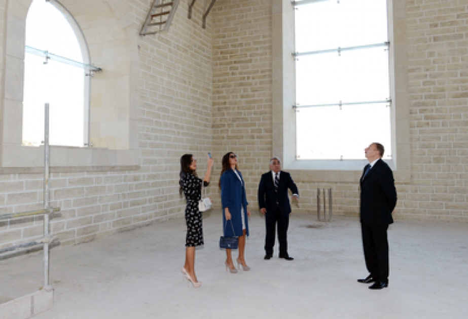 Le président azerbaïdjanais M. Ilham Aliyev a constaté l’avancement des travaux d’aménagement en cours autour de la Place du drapeau national