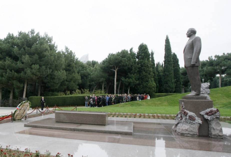 Les participants du IIe Forum international de la jeunesse « Nouvelle génération : responsabilité sans frontières » ont visité la tombe du leader national Heydar Aliyev et l’Allée des Patriotes