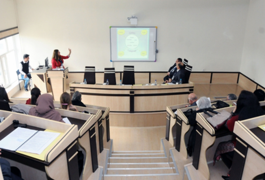 Une Conférence scientifique internationale « Les problèmes actuels de la formation des enseignants : les innovations scientifiques et technologiques à l’éducation » continue à Bakou