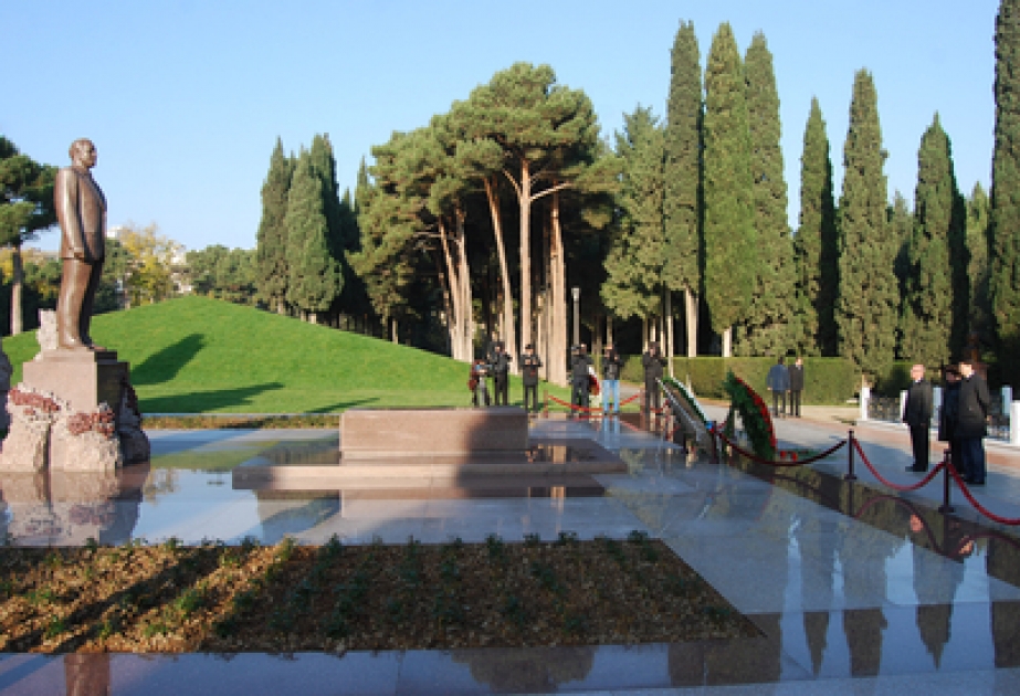 Visite de la tombe du leader national Heydar Aliyev et l’Allée des Patriotes