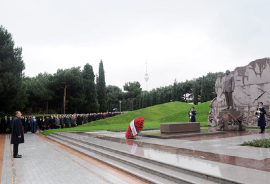 Le président de la République d’Azerbaïdjan M. Ilham Aliyev a visité la tombe du leader national Heydar Aliyev