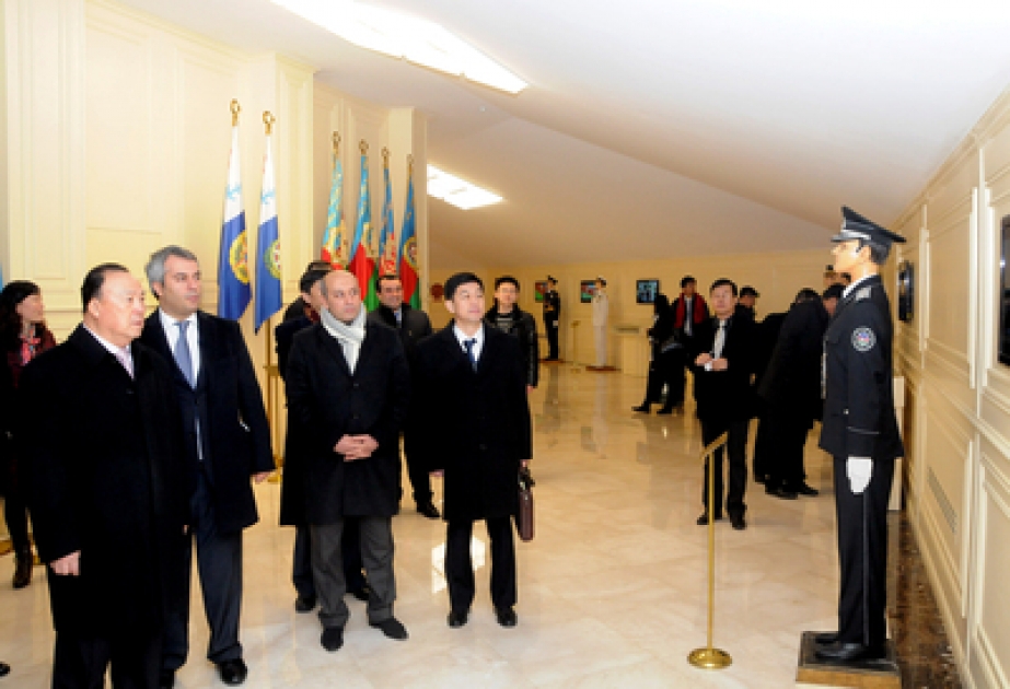 La délégation du Comité national de la Conférence consultative politique de la République populaire de Chine a visité la Place du Drapeau National