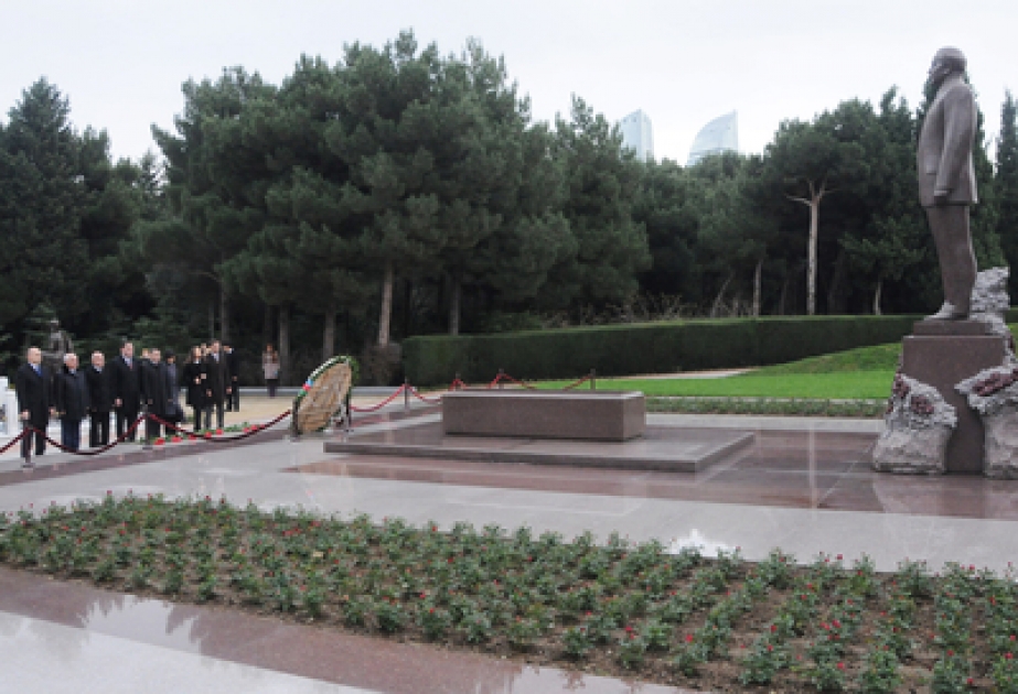 Les participants de la cinquième réunion de l’Assemblée parlementaire du GUAM ont visité la tombe du leader national Heydar Aliyev à l’Allée d’honneur et l’Allée des Patriotes