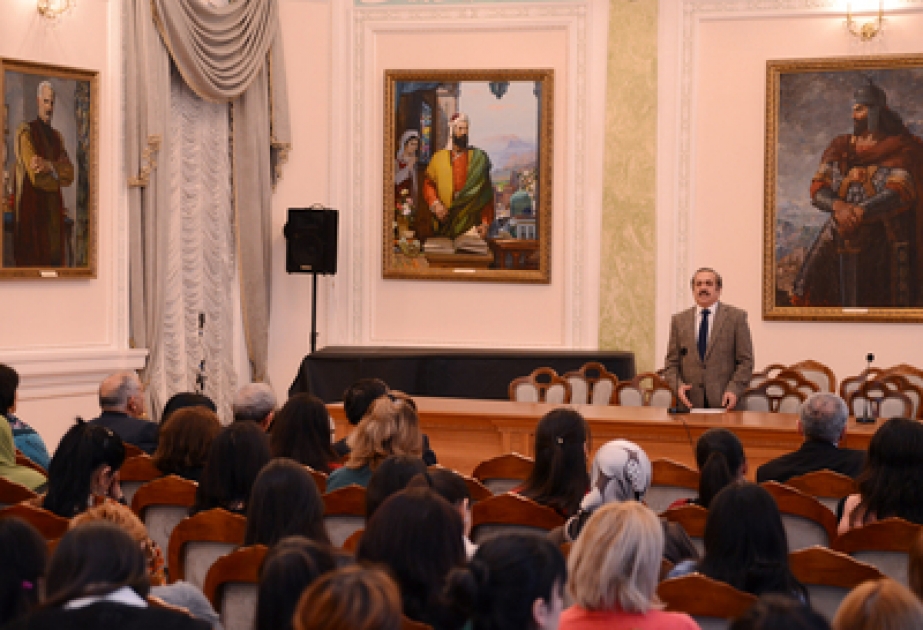 Une conférence “La littérature classique d’Azerbaïdjan et l’histoire” à Bakou