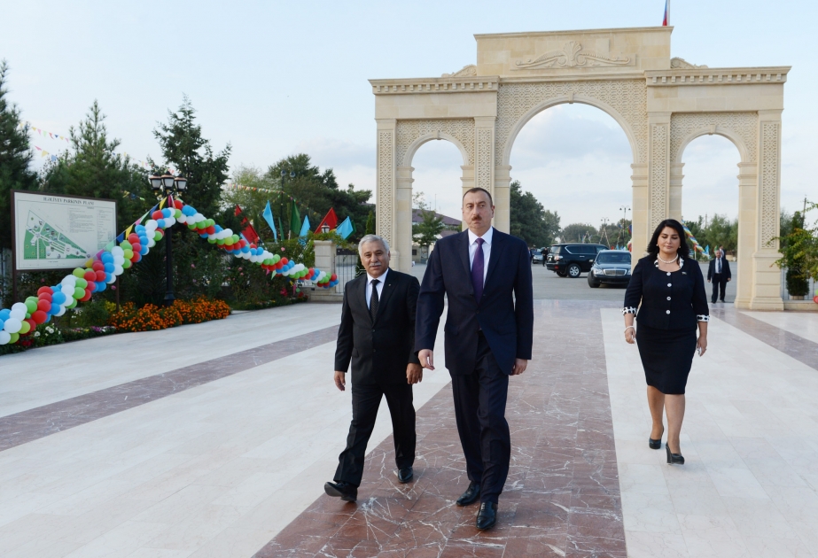 Prezident İlham Əliyev Zərdabda ümummilli lider Heydər Əliyevin abidəsini ziyarət etmişdir