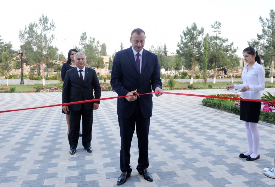 Prezident İlham Əliyev Yeni Azərbaycan Partiyası Zərdab rayon təşkilatının yeni binasının açılışında iştirak etmişdir