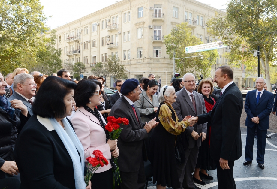 Bakıda görkəmli opera müğənnisi Bülbülün abidəsi açılmışdır Azərbaycan Prezidenti İlham Əliyev açılış mərasimində iştirak etmişdir