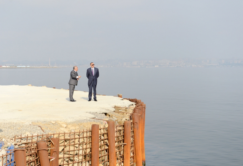 Prezident İlham Əliyev Dövlət Bayrağı Meydanında və onun ətrafında görülən abadlıq-quruculuq işlərinin gedişi ilə tanış olmuşdur