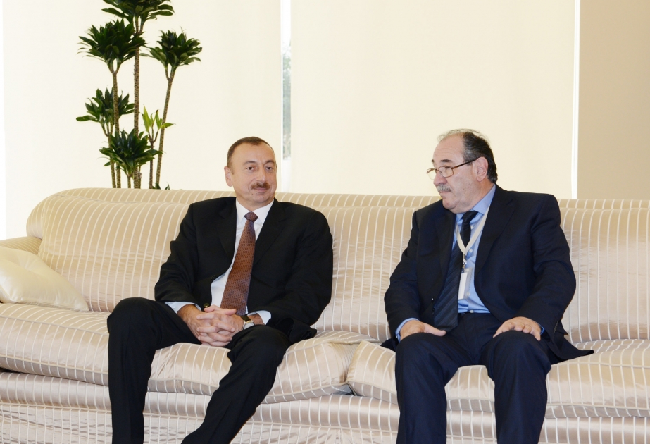 Azərbaycan Prezidenti İlham Əliyev Argentinanın Deputatlar Palatasının Azərbaycan-Argentina dostluq qrupunun rəhbəri Roberto Mario Mouilleronun başçılıq etdiyi nümayəndə heyəti ilə görüşmüşdür