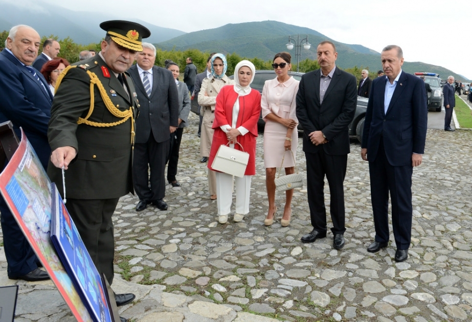 Türkiyənin Baş naziri Rəcəb Tayyib Ərdoğanın Azərbaycana işgüzar səfəriŞəkidə türk əsgərinin məzarı ziyarət olunmuşdur