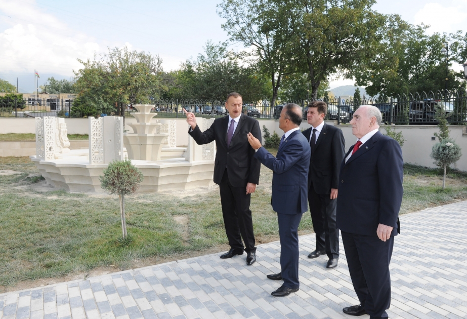 Heydər Əliyev Fondunun təşəbbüsü ilə tikilən Qəbələ şəhər məscidinin yeni binasında son tamamlama işləri görülür
