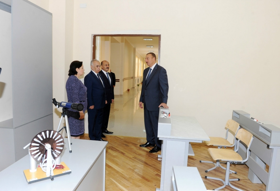 Azərbaycan Prezidenti İlham Əliyev Bakının Səbail rayonundakı 49 nömrəli “İntellekt” məktəb-liseyin və Yasamal rayonundakı 21 nömrəli məktəbin binalarının əsaslı təmir və yenidənqurmadan sonrakı vəziyyəti ilə tanış olmuşdur