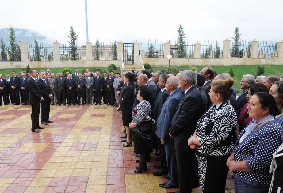 Prezident İlham Əliyev Şəkidə salınmış yeni qəsəbədə Şuşadan olan məcburi köçkünün evində olmuşdur