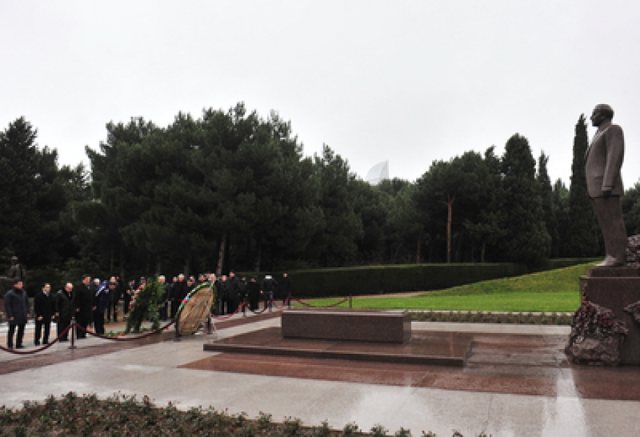 Les participants du tournoi international de lutte libre consacré à la mémoire de Muchfig Isayev ont visité la tombe du leader national Heydar Aliyev et l’Allée des Patriotes