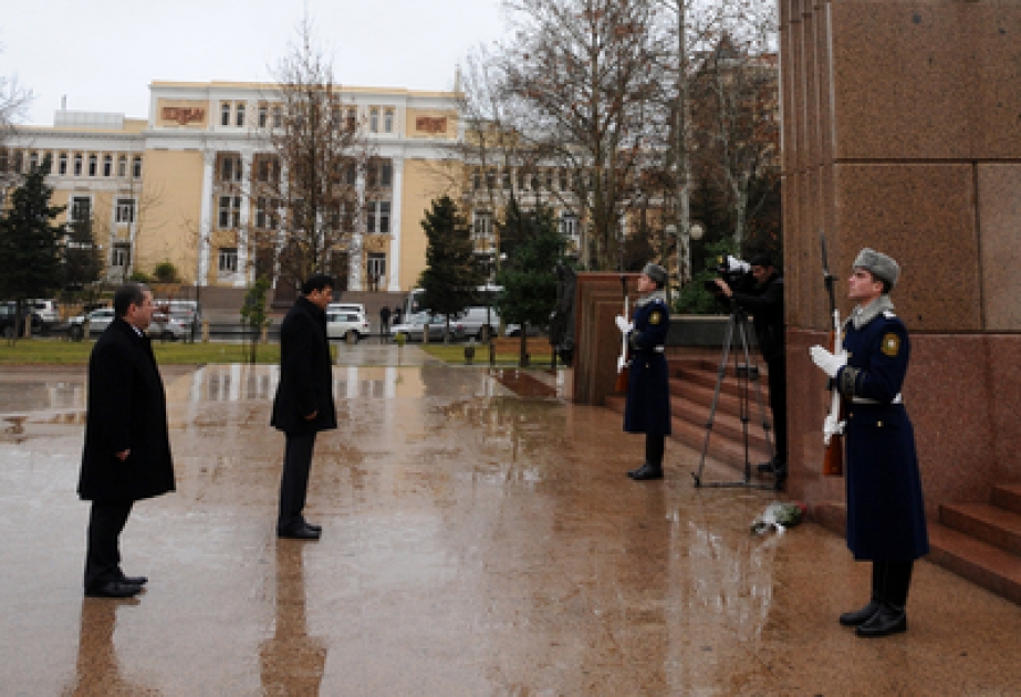 Le nouvel ambassadeur du Tadjikistan en Azerbaïdjan a visité le monument du dirigeant historique Heydar Aliyev