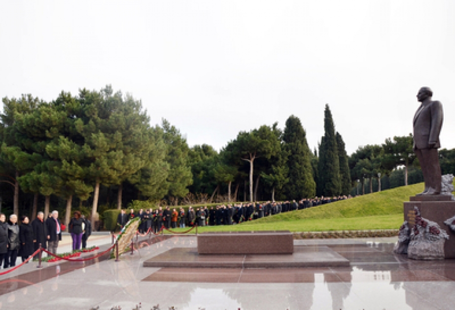 Les participants du IVème Congrès de la Confédération des Syndicats Azerbaïdjanais ont visité la tombe du leader national Heydar Aliyev et l’Allée des Patriotes