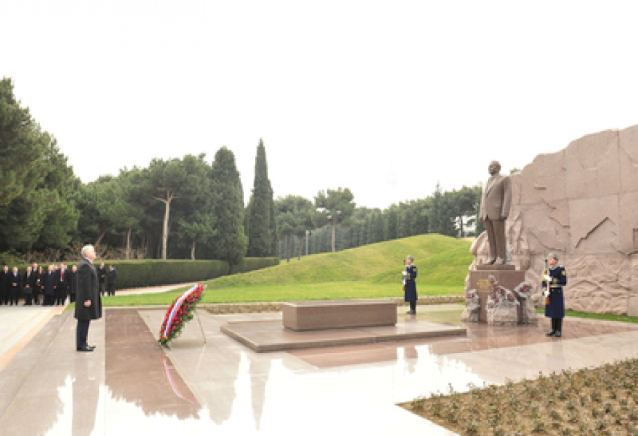 Le président serbe Tomislav Nikolic a visité la tombe du leader national Heydar Aliyev